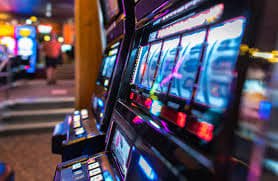 Ilustrasi pemain menikmati slot online dan taruhan olahraga di slotsakura